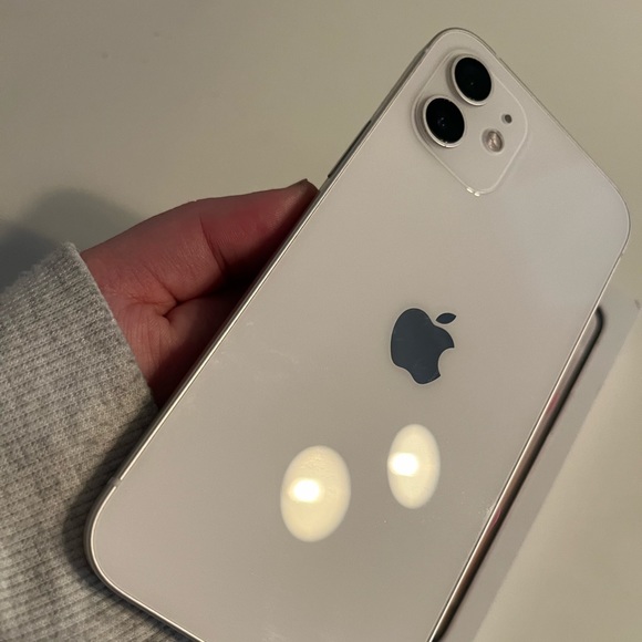 White IPhone 12 - Picture 5 of 12